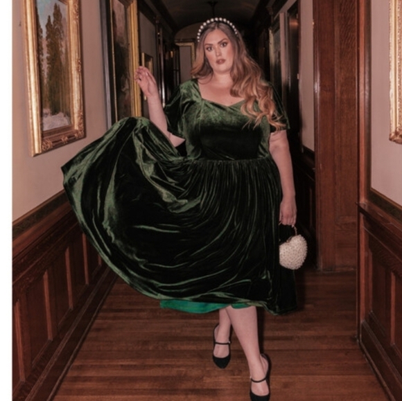 NWT Jessakae Riverwood Velvet Midi Dress in Dark Green Sweetheart Neckline - Picture 1 of 9